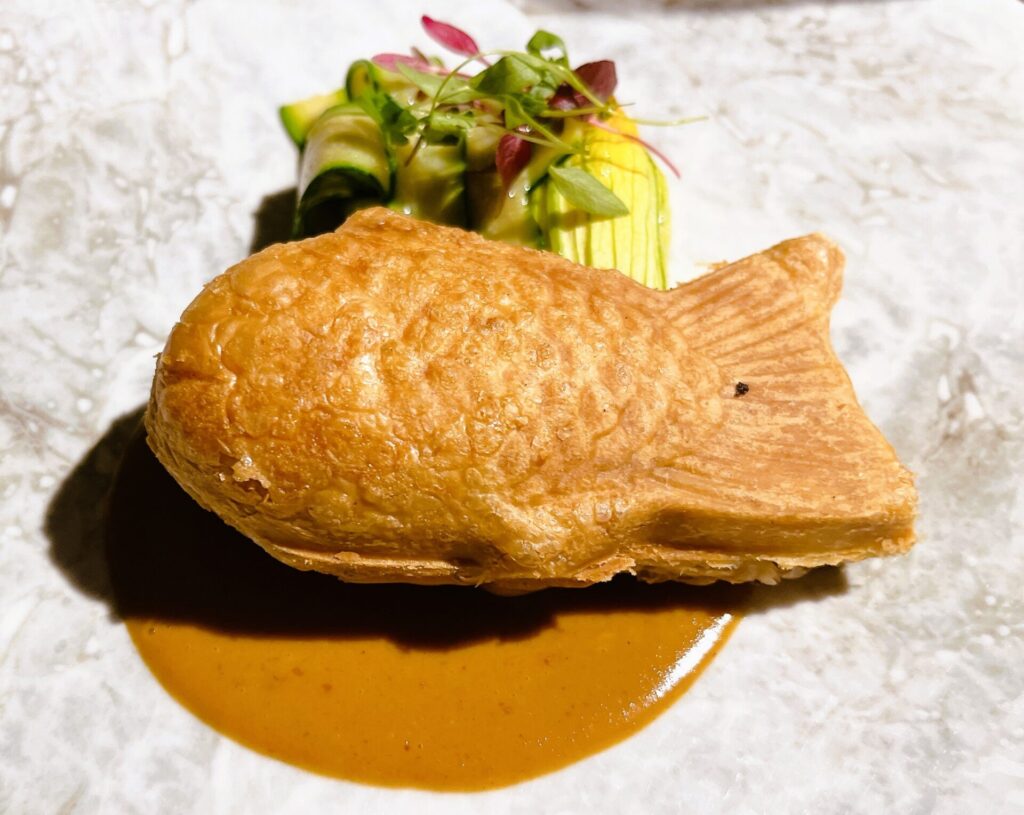 【シンシア】魚料理：「魚のパイ包み焼き料理」ｘ「タイ焼き」１