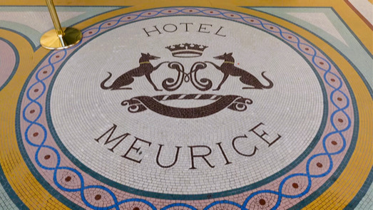 パリホテル：オテル・ル・ムーリスの入り口のホテルロゴ