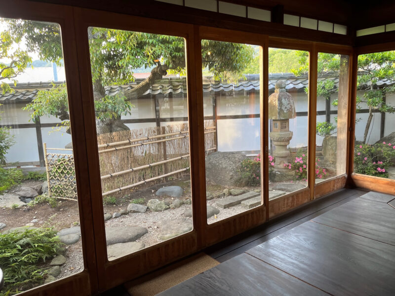 レストランのダイニングルーム～眺望できる日本庭園