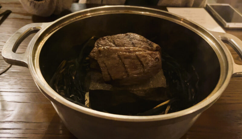 肉料理：尼子和牛の燻製過程６ 