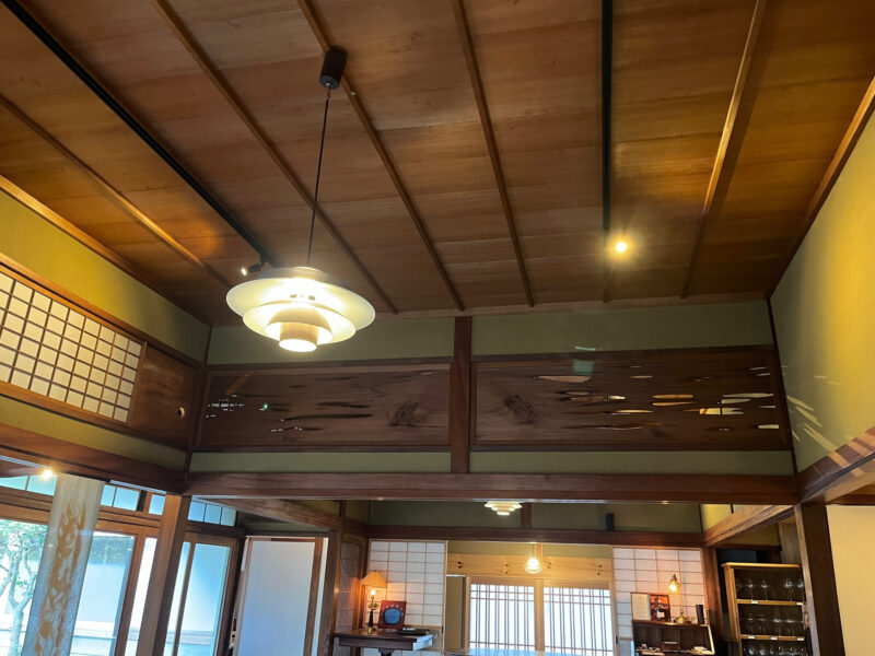 レストランのダイニングルームの天井及び欄間彫刻